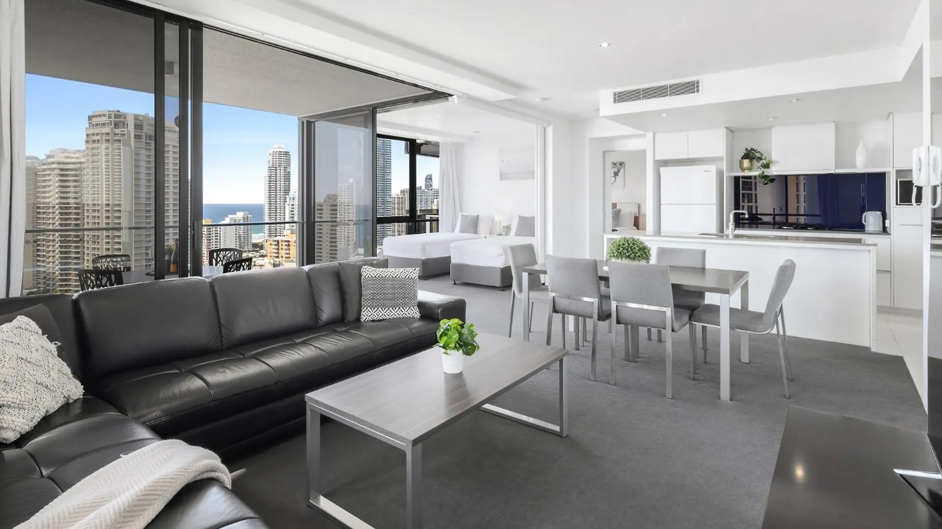Ocean View With Balcony - Circle On Cavill - Location! - Self Contained & Privately Managed Gold Coast