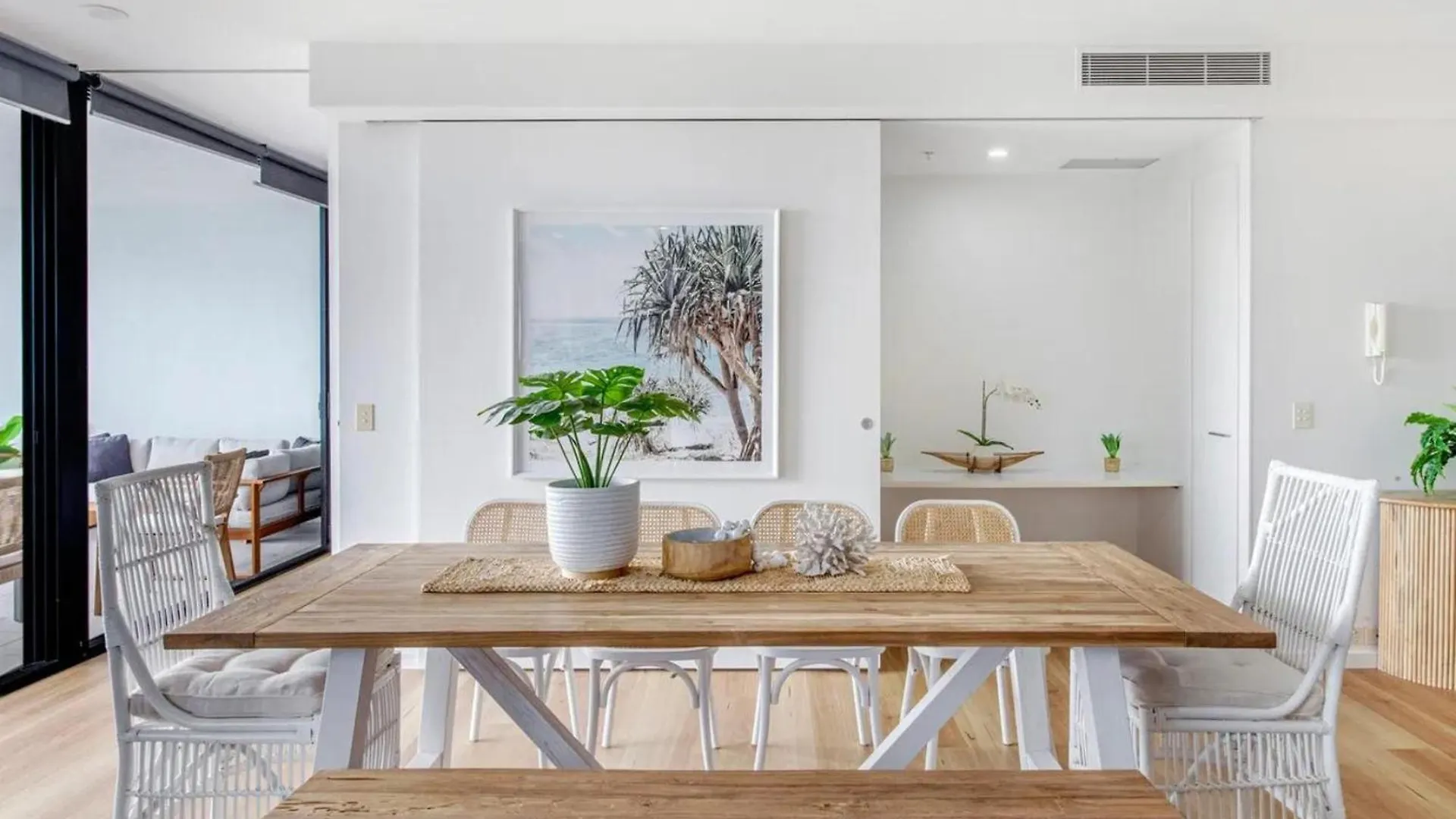 Circle On Cavill By Vaun * Gold Coast