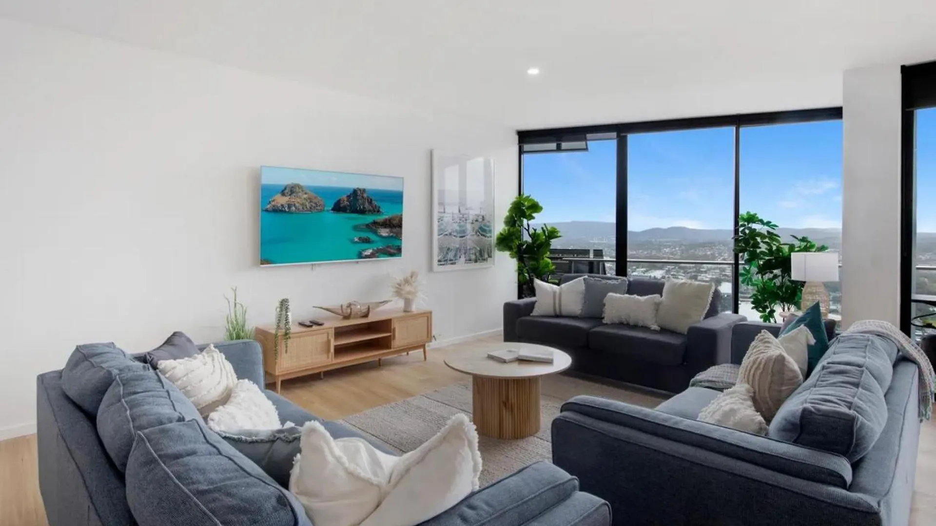 Circle On Cavill By Vaun * Gold Coast