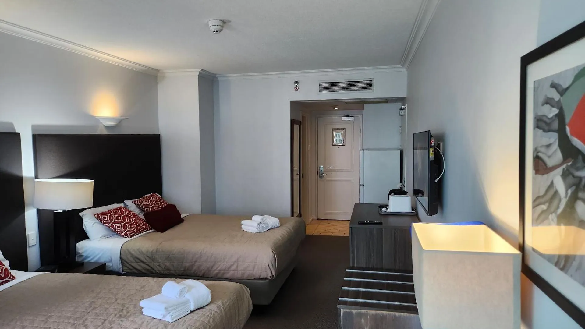 Surfers Ocean View. Large Fridge, Washing Machine, Wifi *