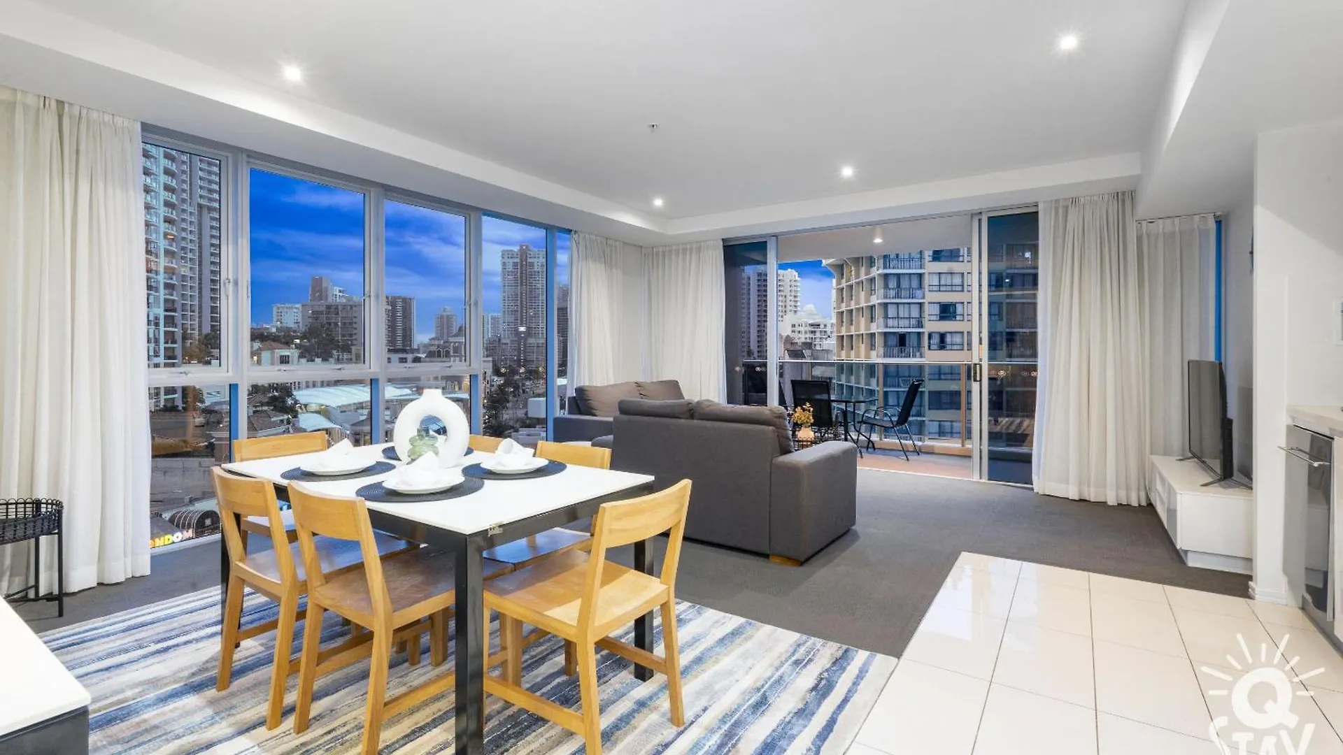 H Residences - Qstay Apartman