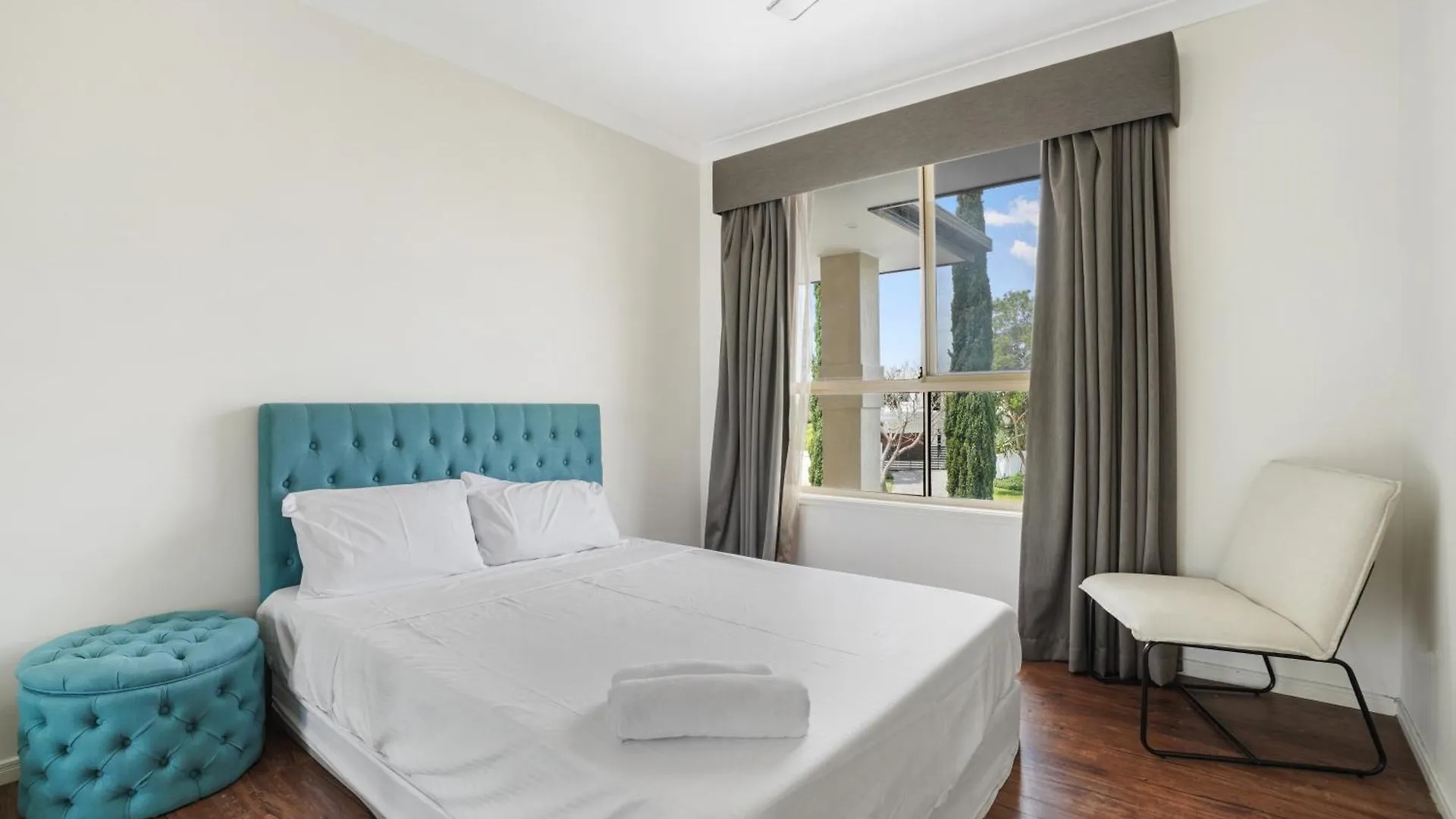 Mansion On Water, Sleeps 17 People! Great For Families Hosting And Groups Of People, Very Central, 10 Minutes From The And Shops Holiday home