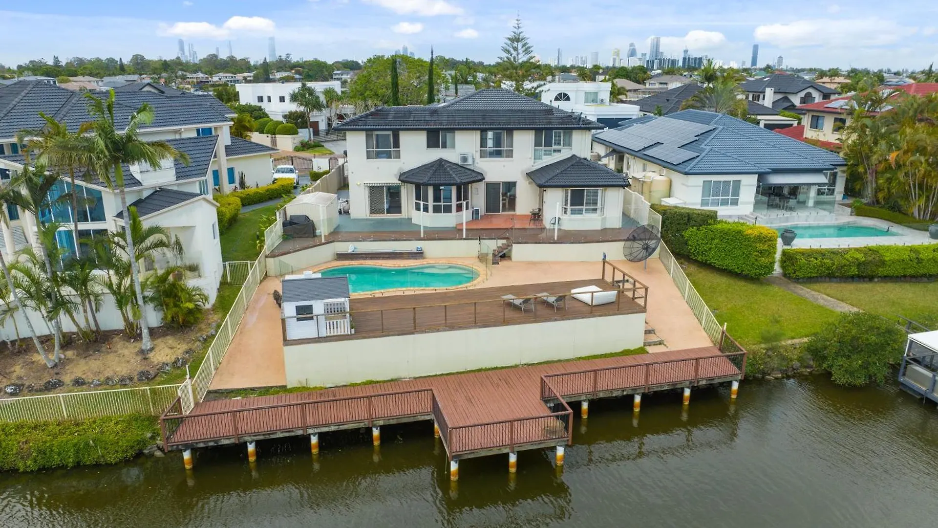 Mansion On Water, Sleeps 17 People! Great For Families Hosting And Groups Of People, Very Central, 10 Minutes From The And Shops Holiday home *