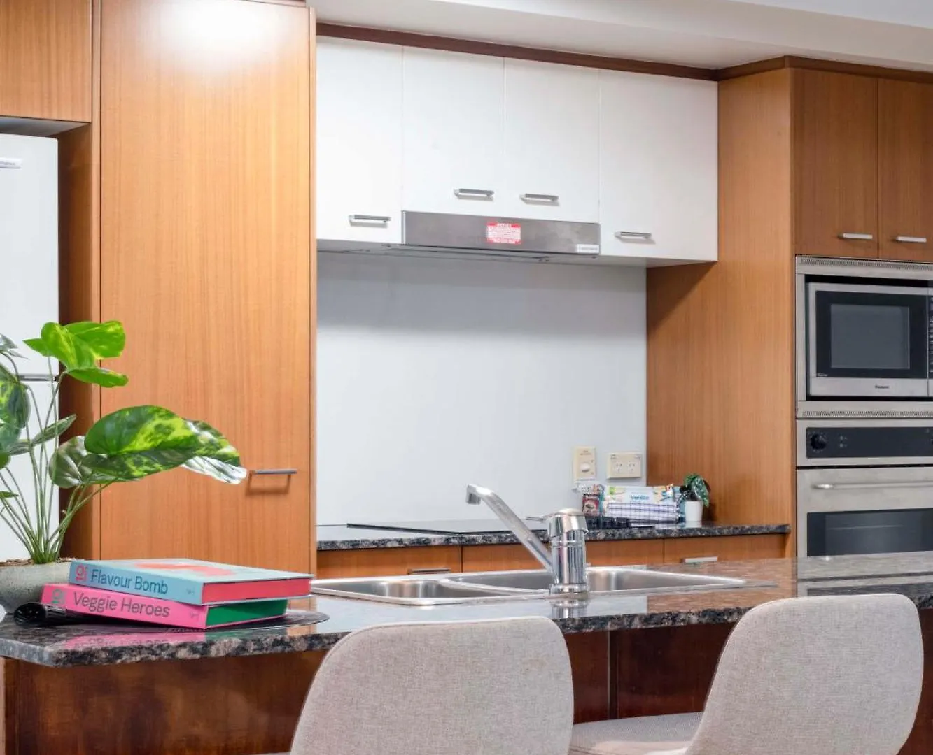 High Floor - Chevron Renaissance - Self Contained & Privately Managed - Wow