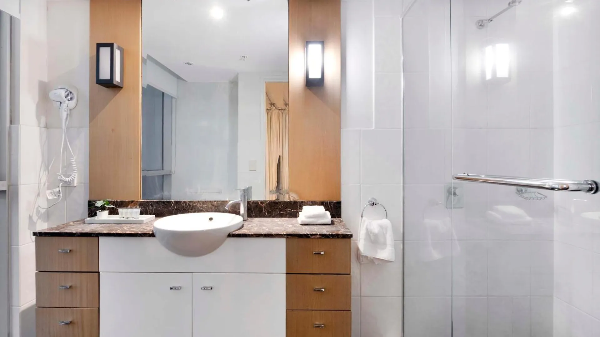 High Floor - Chevron Renaissance - Self Contained & Privately Managed - Wow 골드코스트