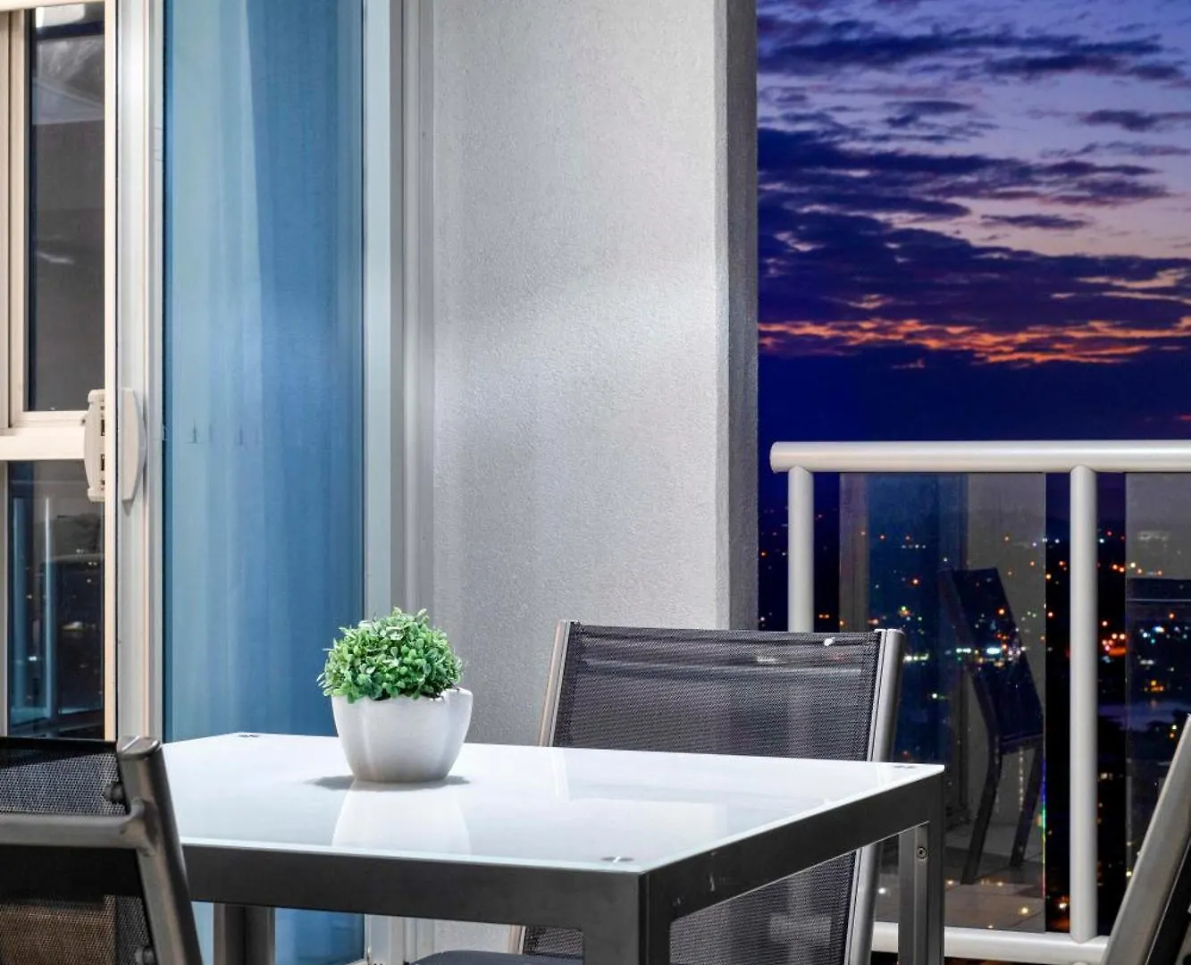 High Floor - Chevron Renaissance - Self Contained & Privately Managed - Wow 아파트 *
