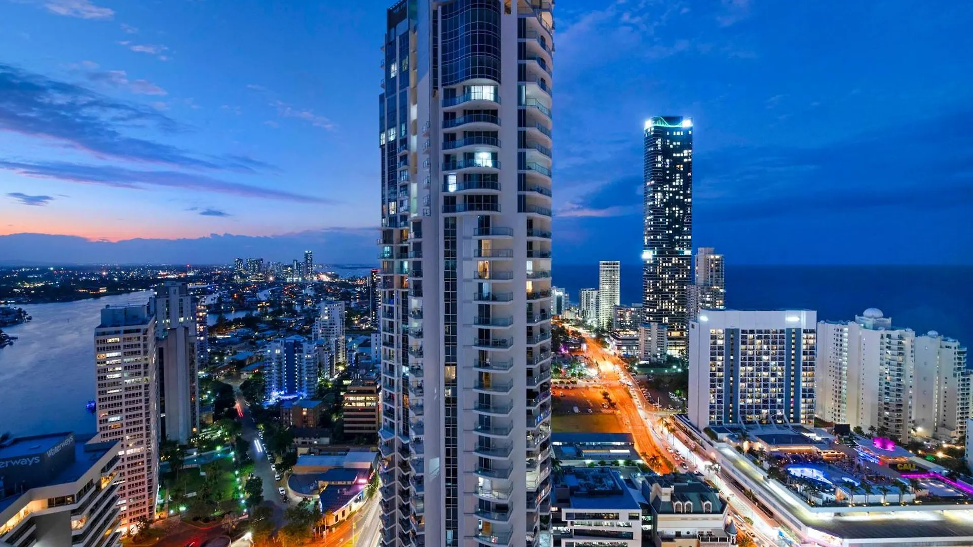 아파트 High Floor - Chevron Renaissance - Self Contained & Privately Managed - Wow *