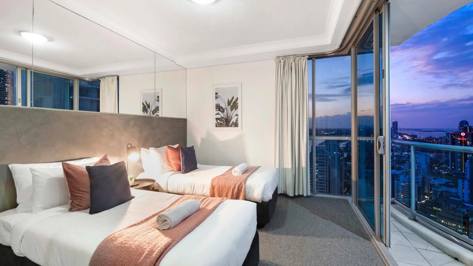 High Floor - Chevron Renaissance - Self Contained & Privately Managed - Wow 아파트