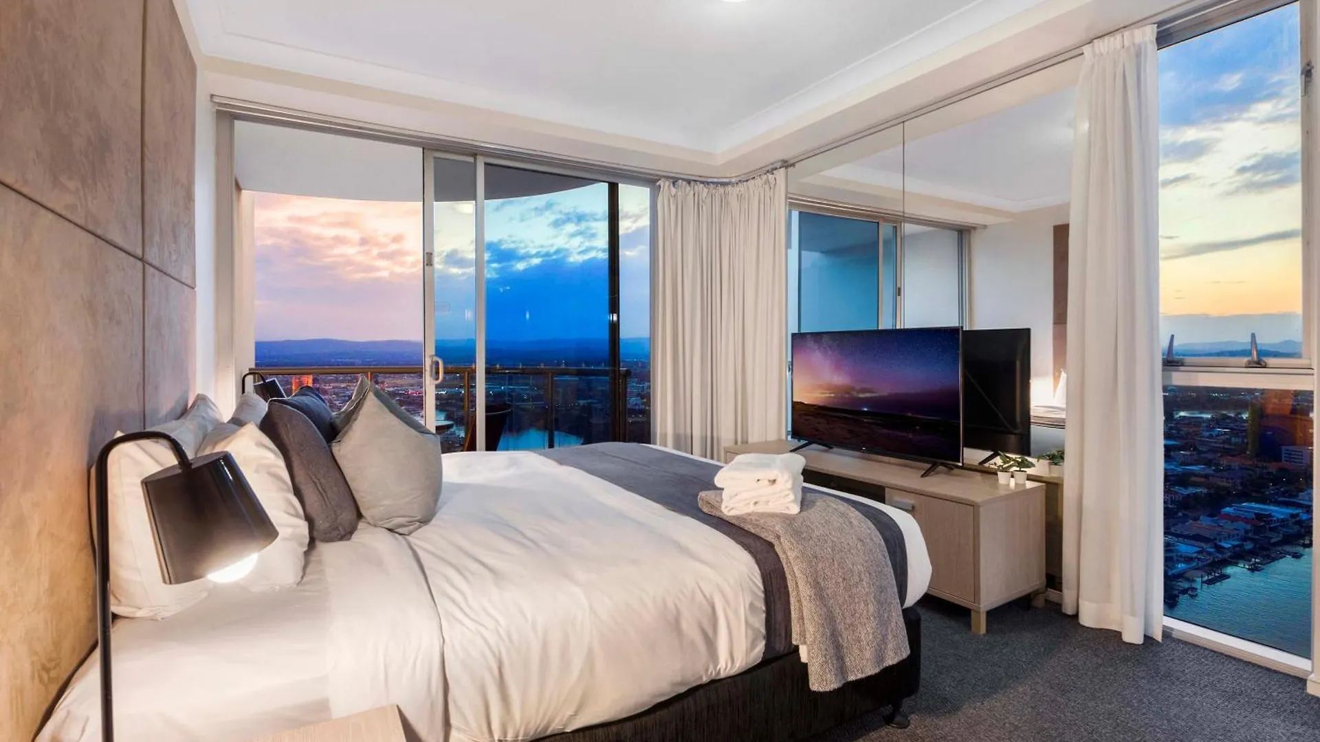 High Floor - Chevron Renaissance - Self Contained & Privately Managed - Wow