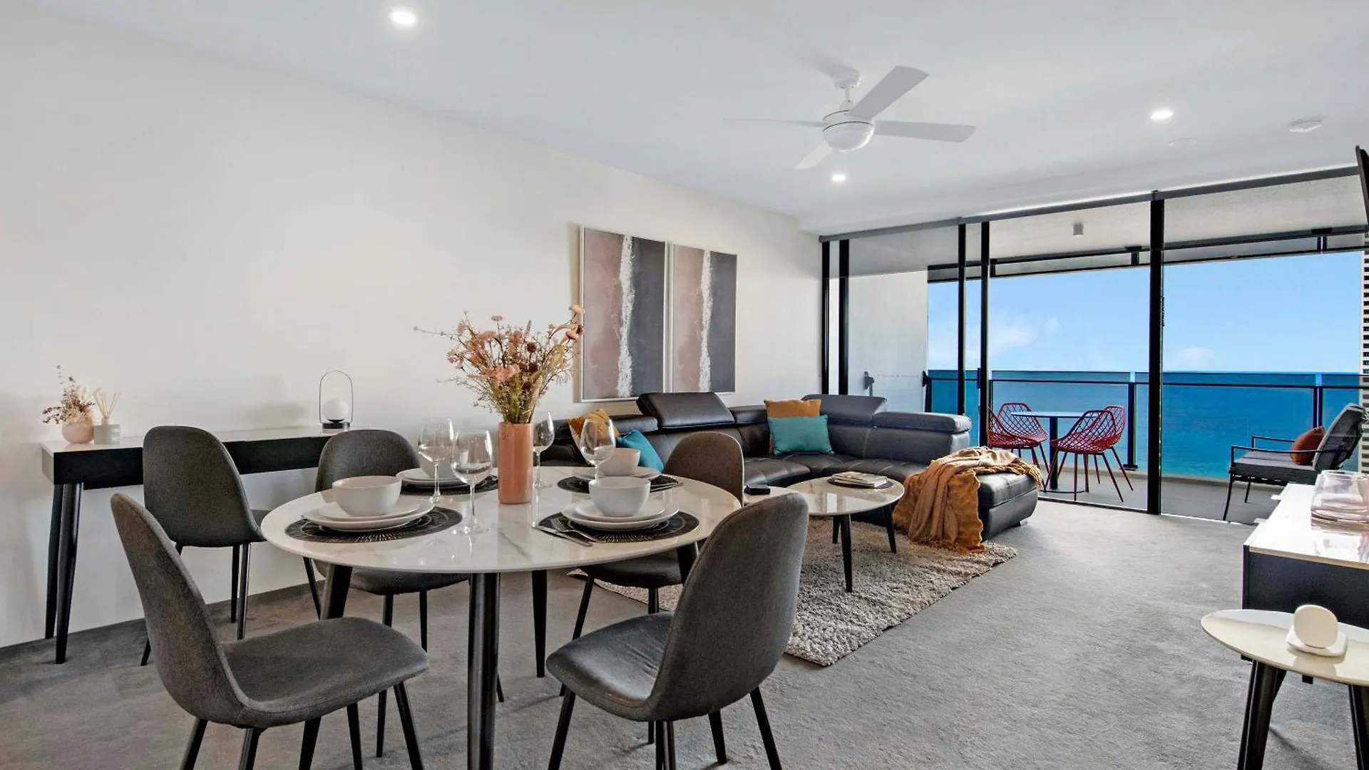 Ocean View With Balcony - Circle On Cavill - Location! - Self Contained & Privately Managed Apartament *