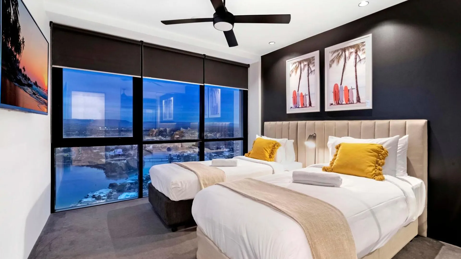 Ocean View With Balcony - Circle On Cavill - Location! - Self Contained & Privately Managed Apartament *