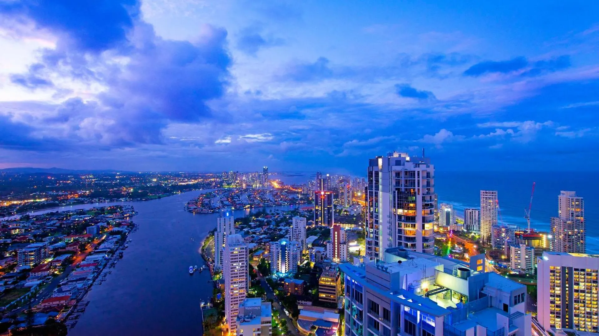 Ocean View With Balcony - Circle On Cavill - Location! - Self Contained & Privately Managed Apartament *