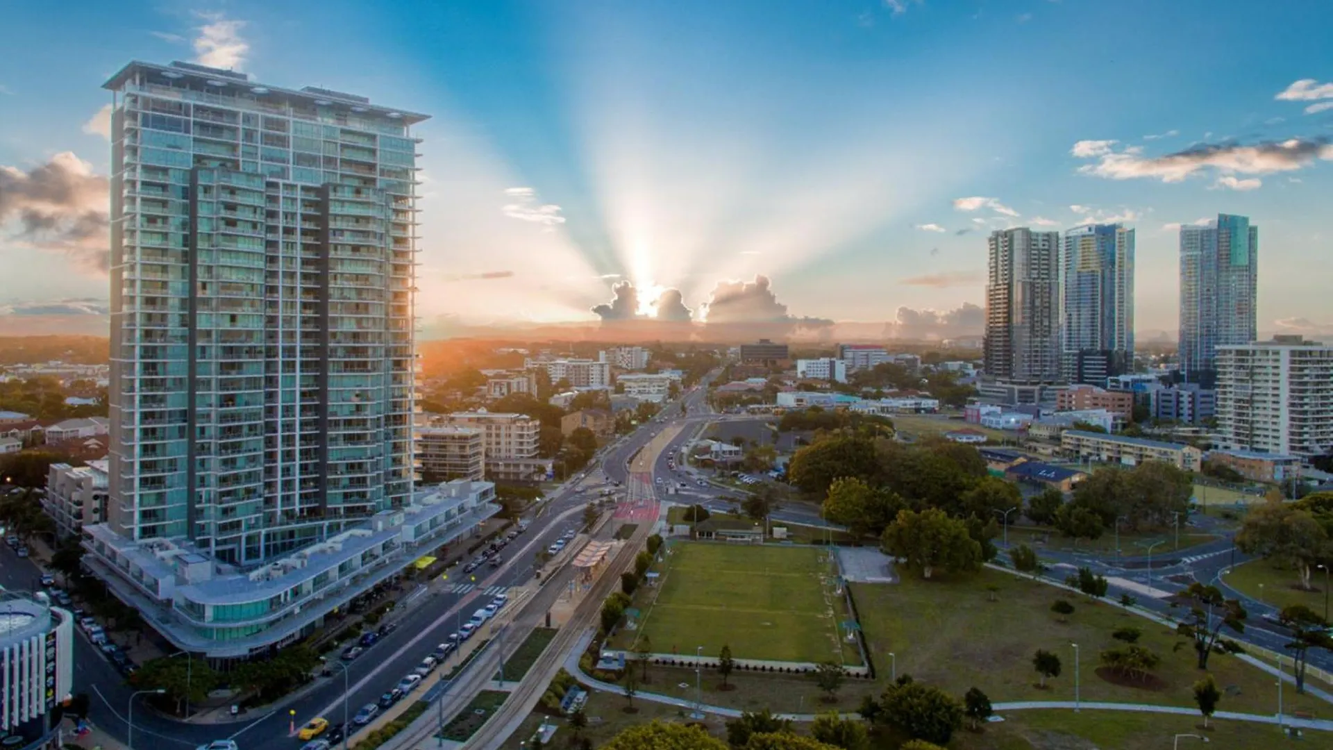 Modern 2 Bedroom Apt Near Tram & Ocean