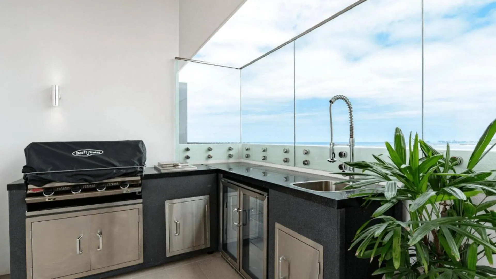 Palm Escape With Rooftop Pool - Coasthm Appartamento