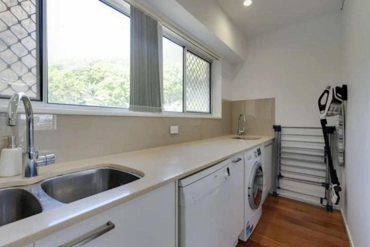 Burleigh Point Vibes 2 Bed Apartment