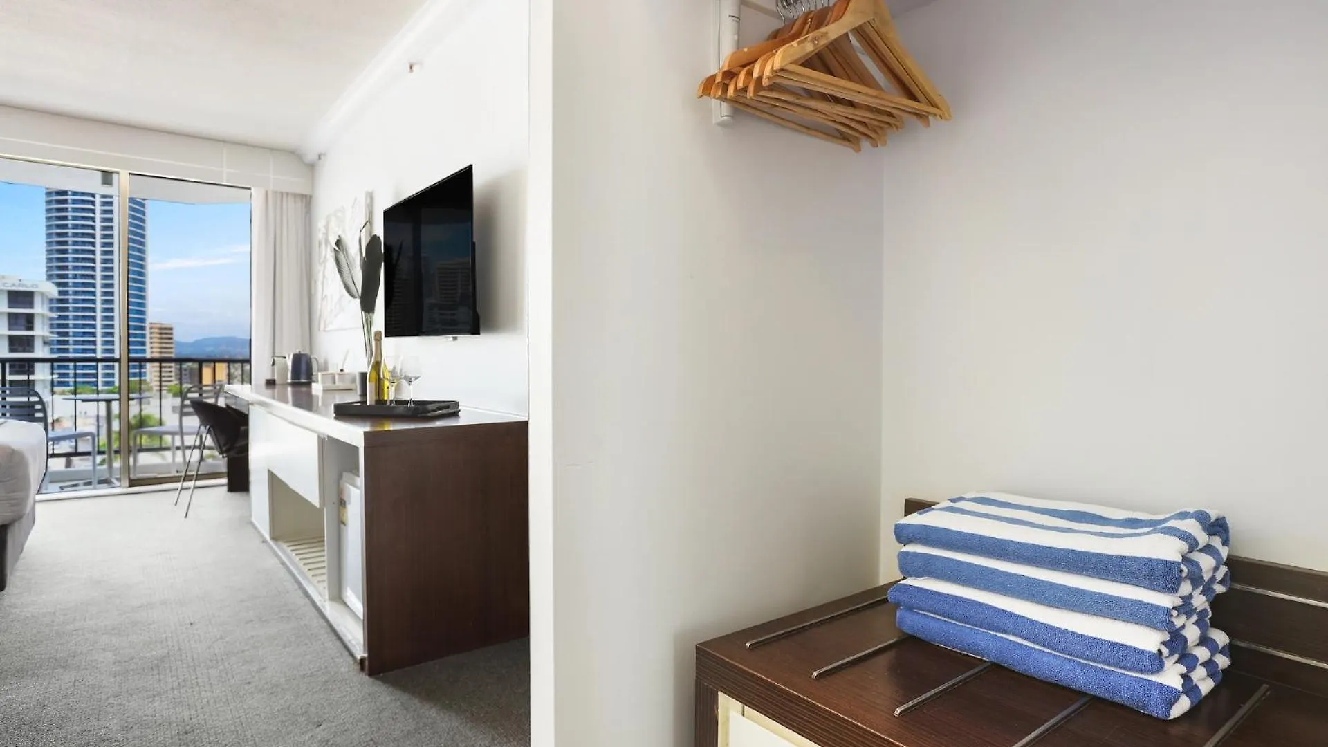 New Stunning Surfers Apartment. Apartment Gold Coast