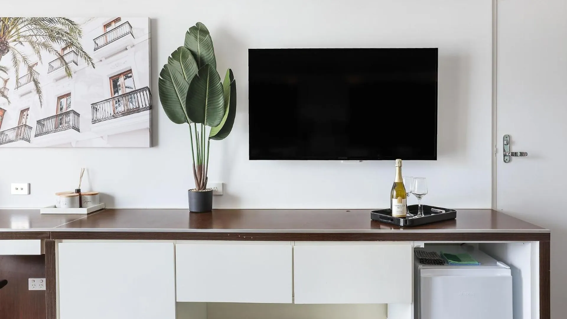 New Stunning Surfers Apartment. * Gold Coast