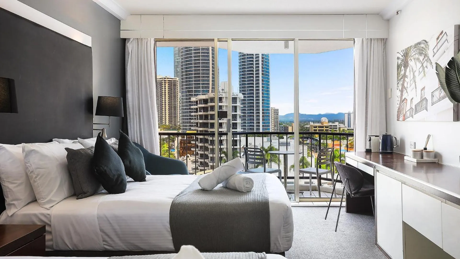New Stunning Surfers Apartment. Apartment *