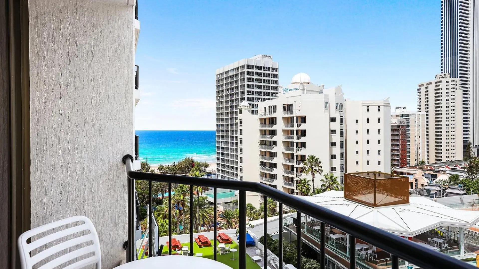 New Stunning Surfers Apartment. *