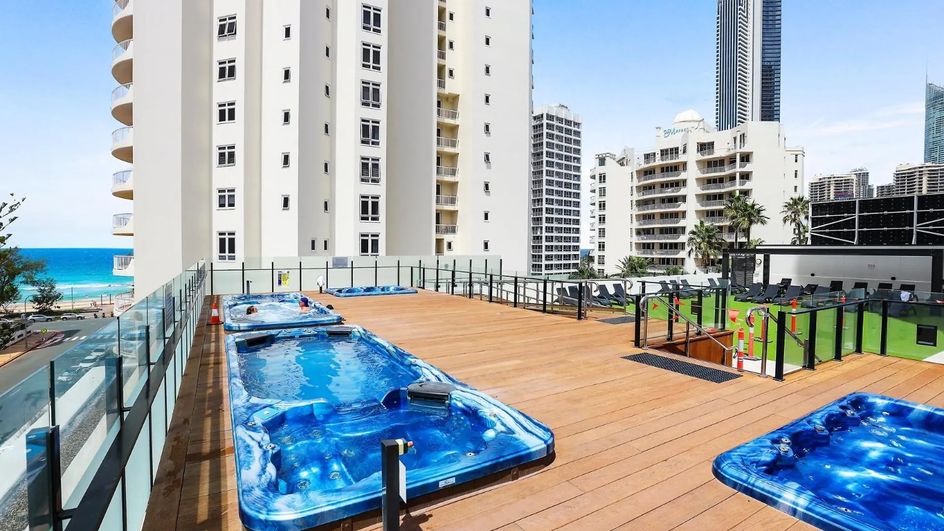 New Stunning Surfers Apartment. *