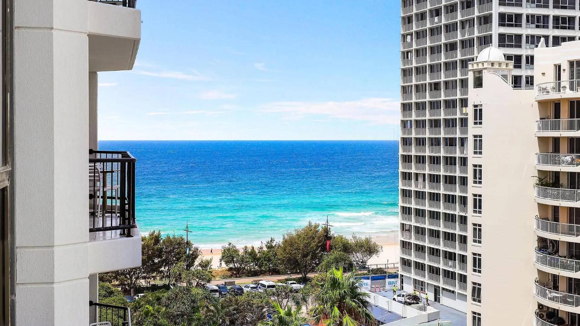 New Stunning Surfers Apartment. Apartment