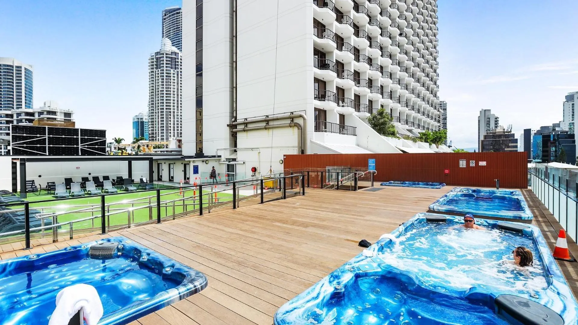 New Stunning Surfers Apartment. Gold Coast