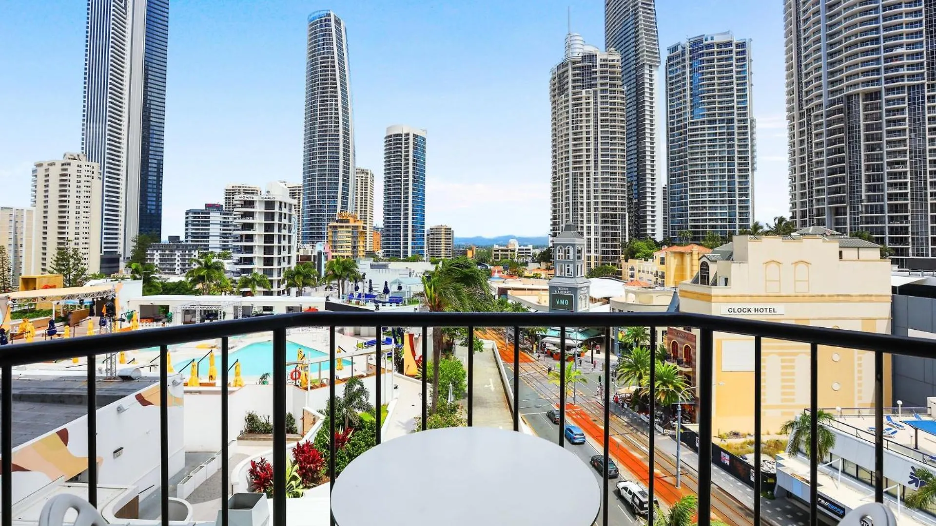 New Stunning Surfers Apartment. Apartment