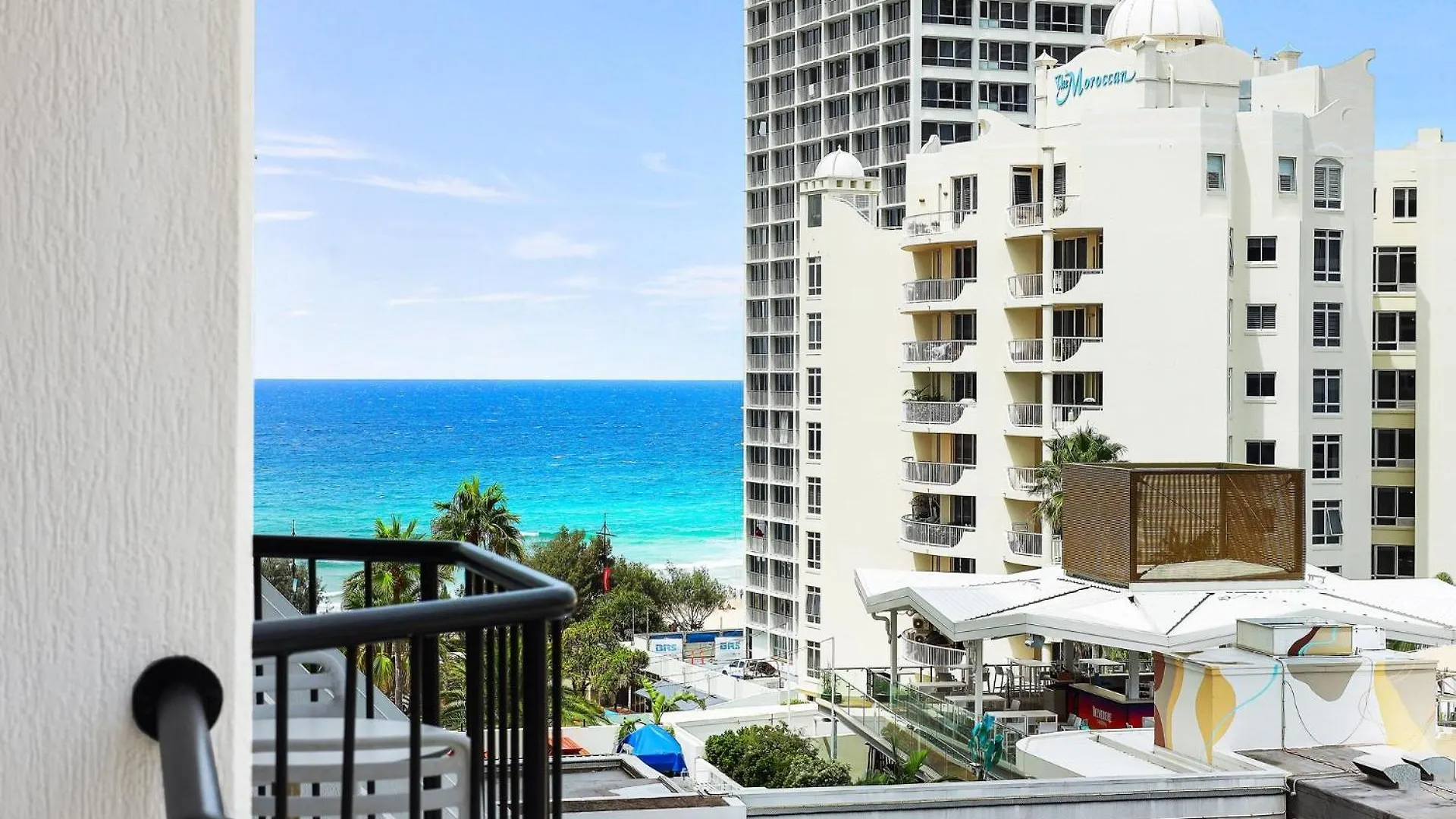 New Stunning Surfers Apartment. Apartment *