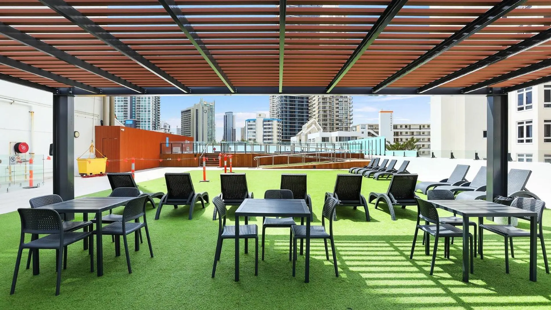 New Stunning Surfers Apartment. Apartment *