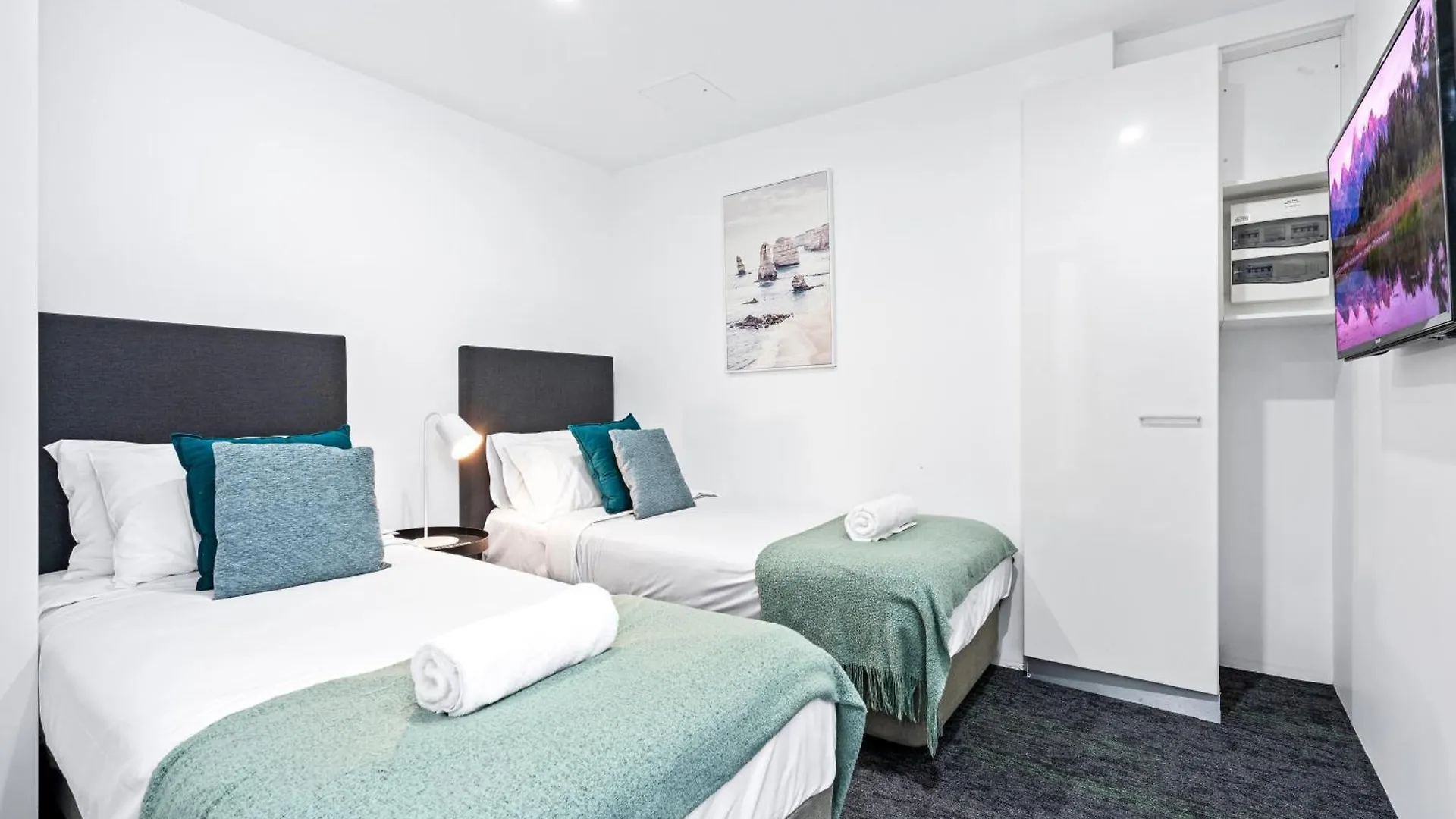 Ocean View With Balcony - Circle On Cavill - Location! - Self Contained & Privately Managed