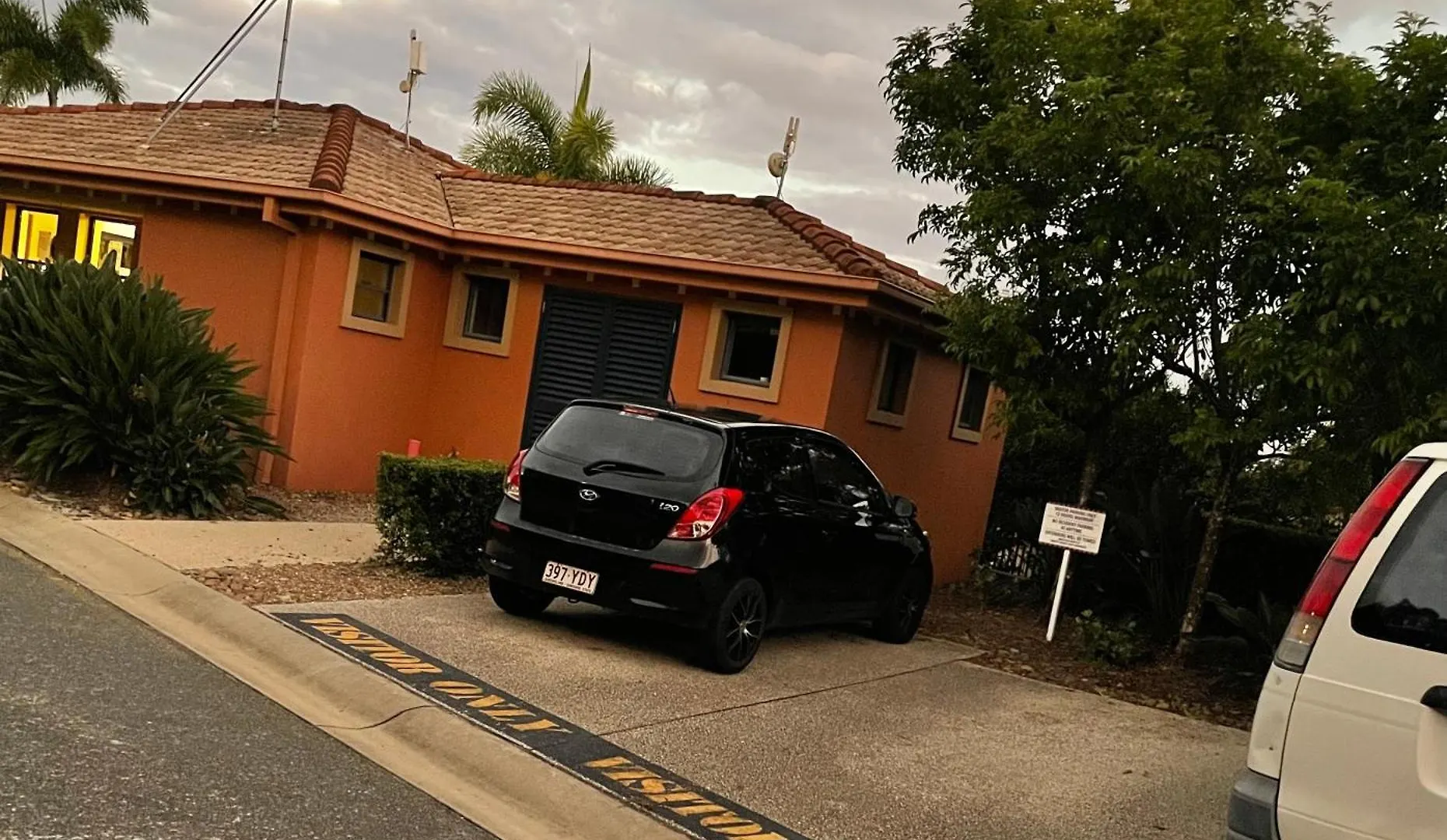 Easy Next To Bond Guest house