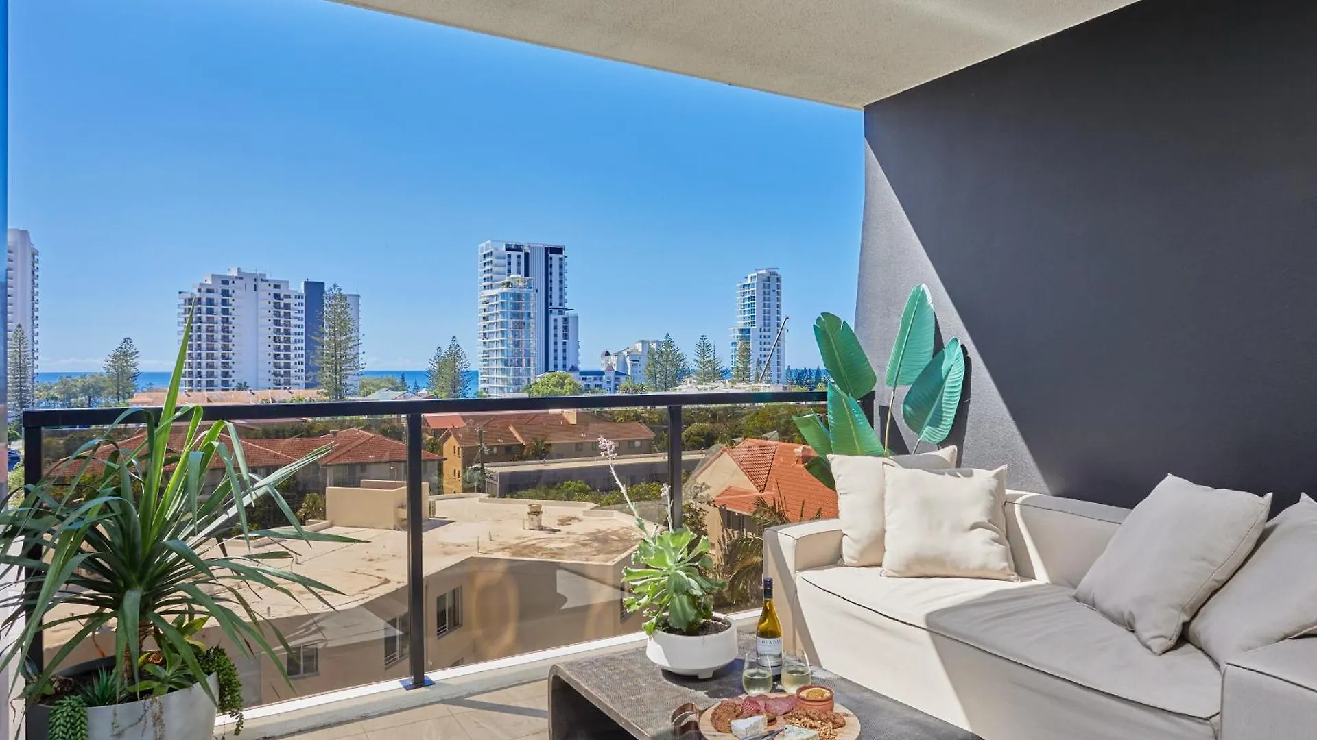 Oceanview Luxury Broadbeach 2 Bedroom Daire