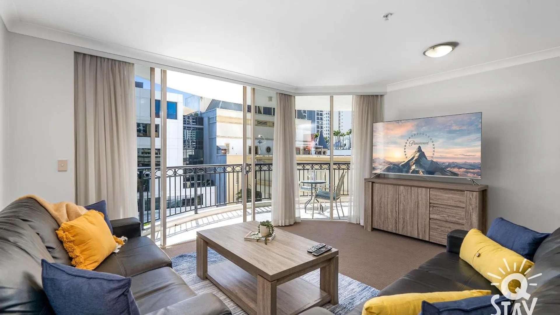 Chevron Renaissance Surfers Paradise Mid Week Madness Deal - Q 골드코스트