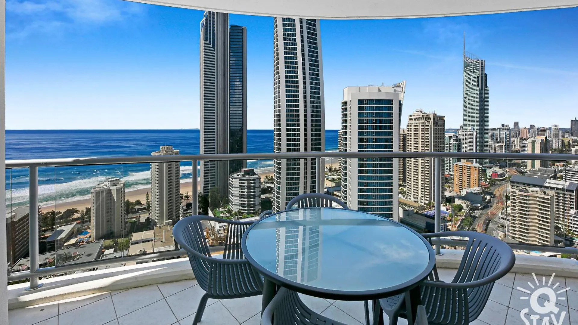 Chevron Renaissance Surfers Paradise Mid Week Madness Deal - Q 골드코스트