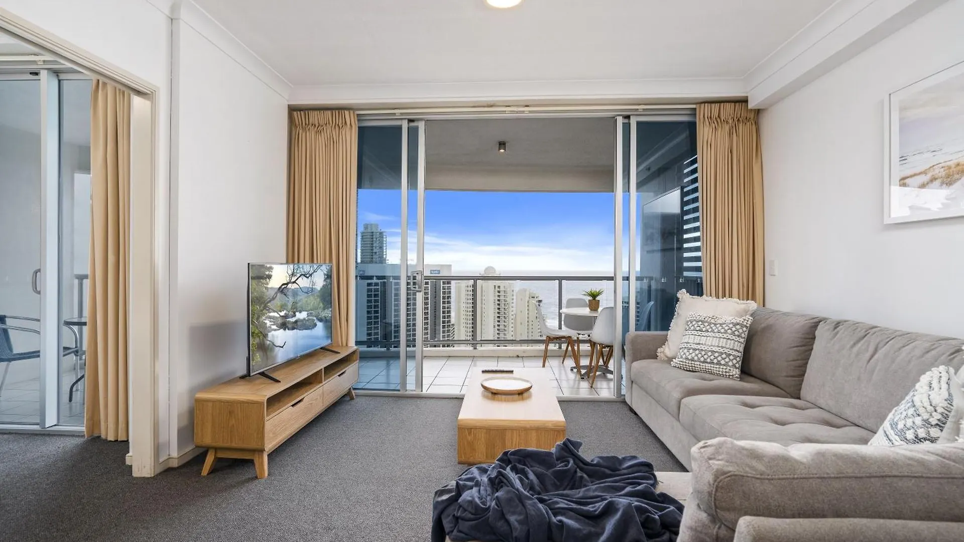 Chevron Renaissance Surfers Paradise Mid Week Madness Deal - Q 골드코스트