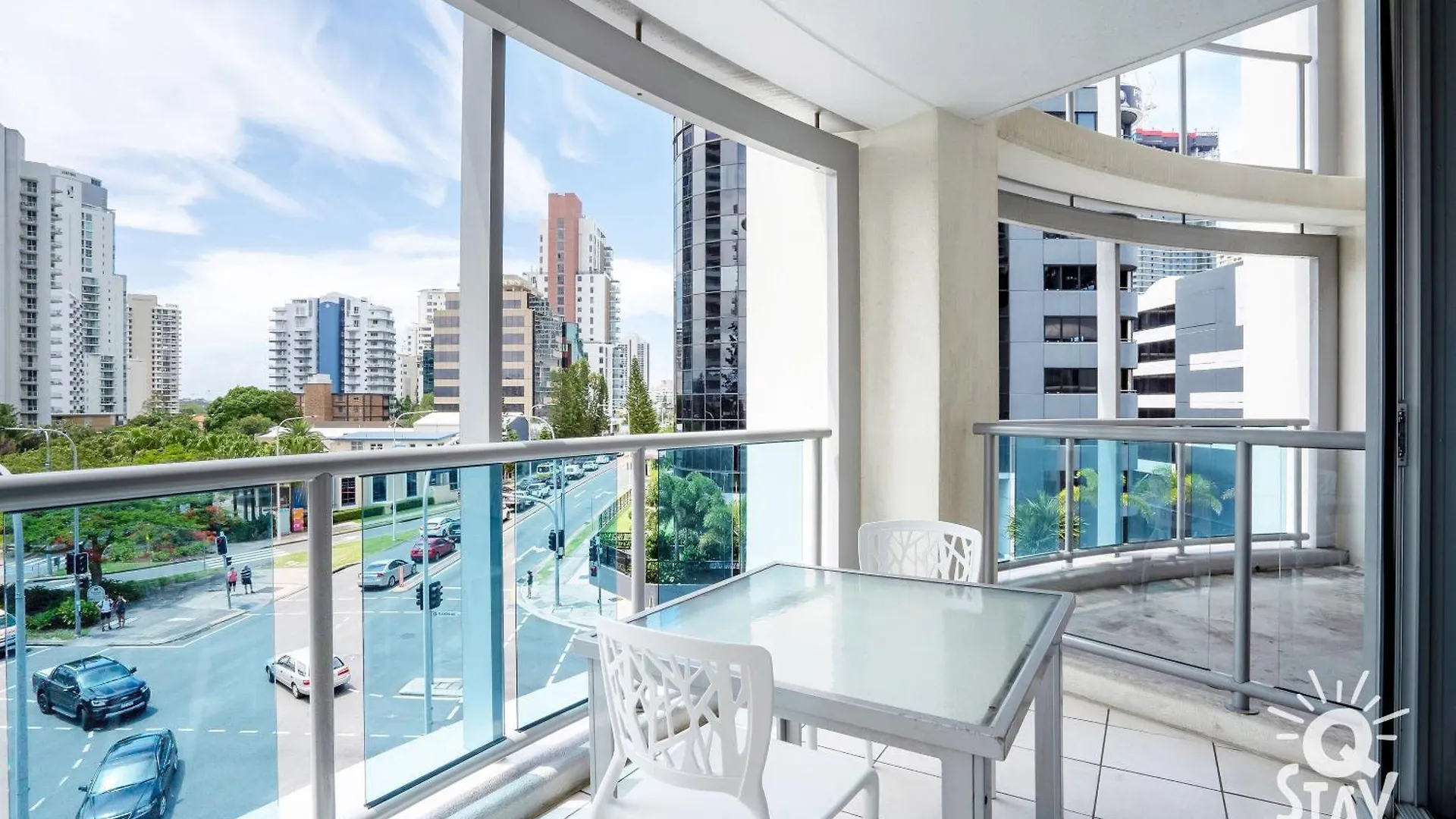 아파트 Chevron Renaissance Surfers Paradise Mid Week Madness Deal - Q 골드코스트