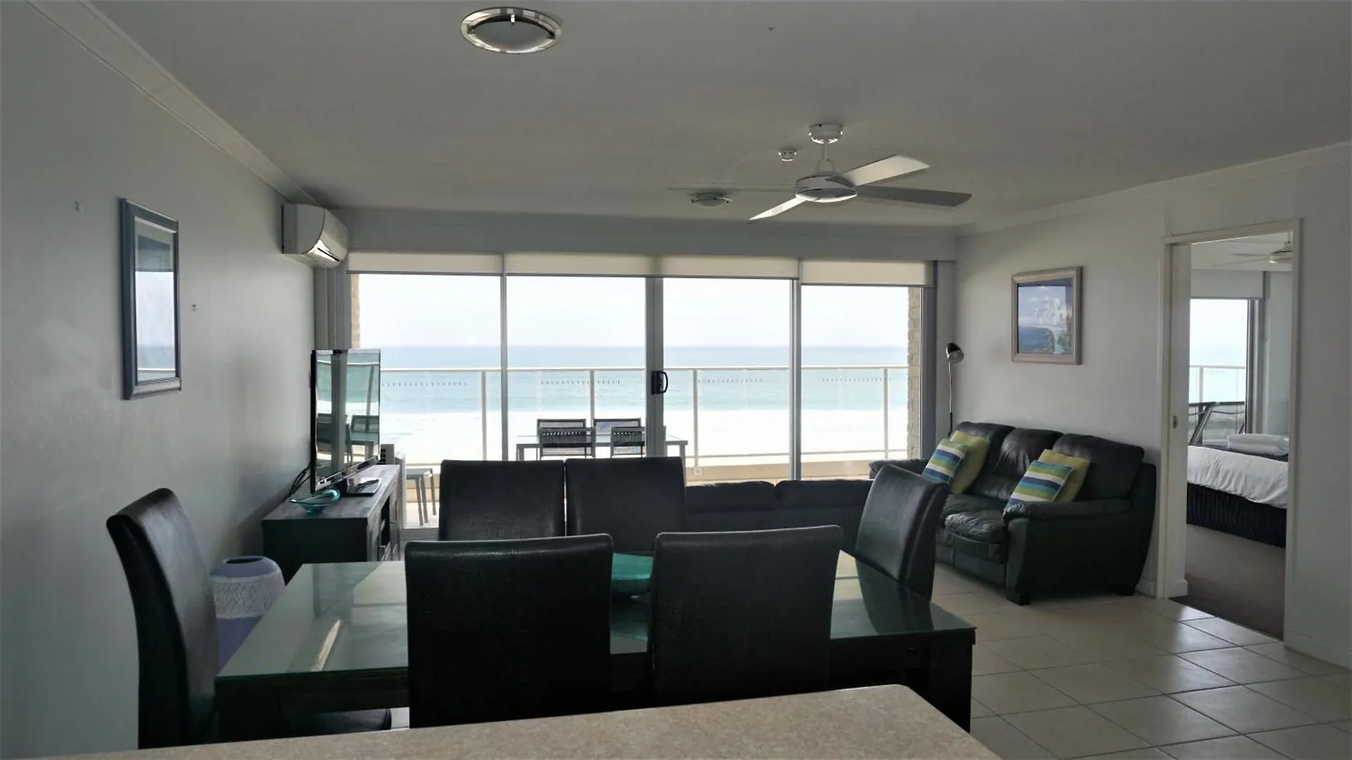 Pacific Surf Absolute Beachfront Апарт-отель