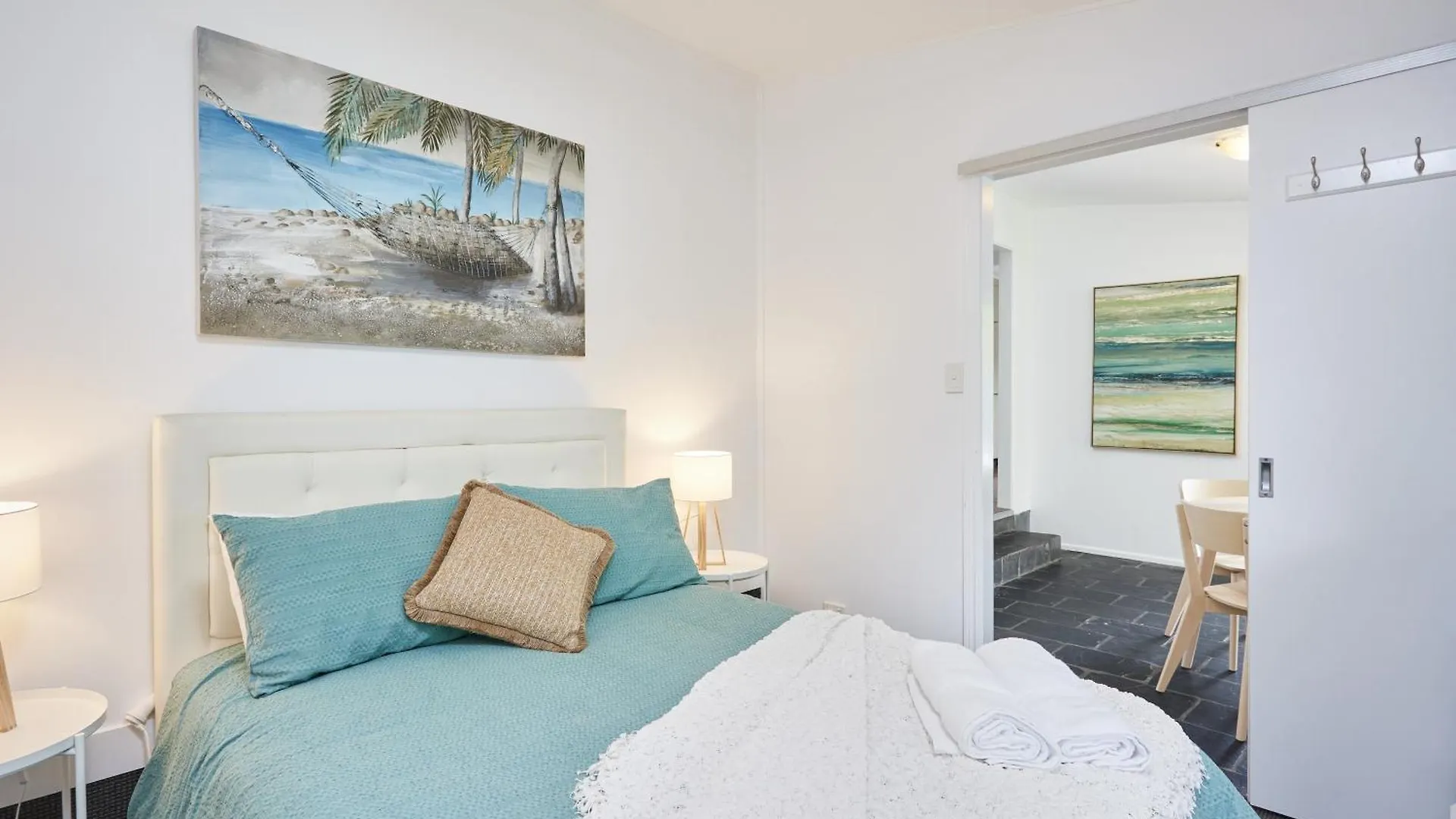 Jacuzzi Gardens - Spa - Fire Pit - Swings - Outdoor Kitchen - Bbq - Parking - Central Location * Gold Coast