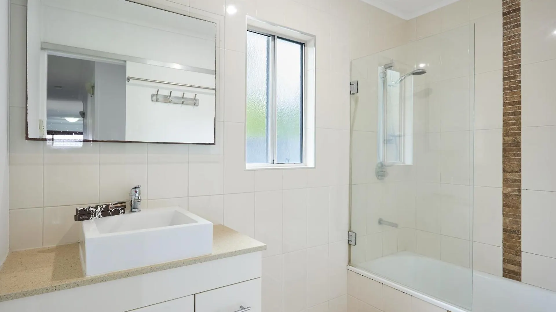 Jacuzzi Gardens - Spa - Fire Pit - Swings - Outdoor Kitchen - Bbq - Parking - Central Location Holiday home