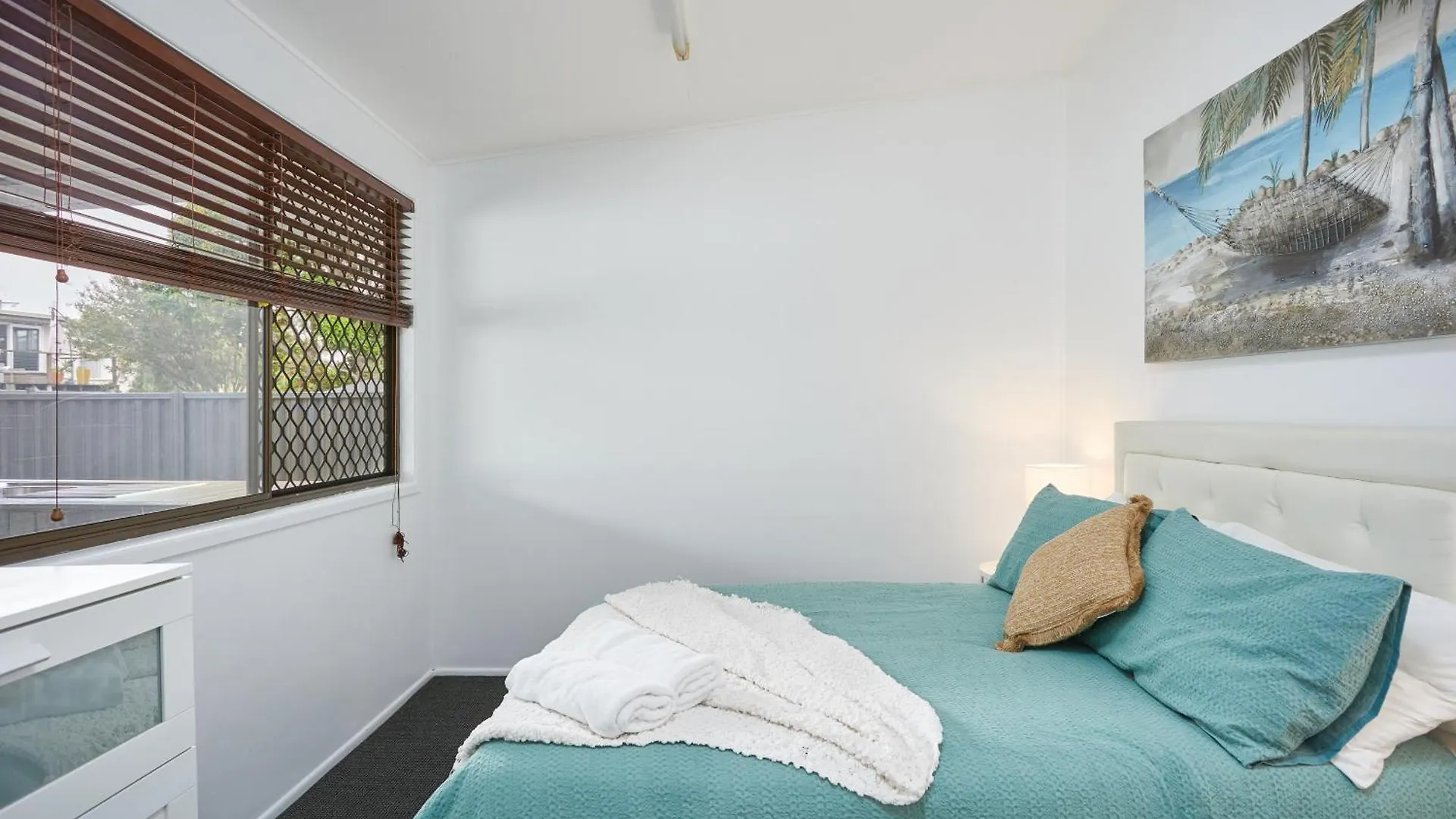 Jacuzzi Gardens - Spa - Fire Pit - Swings - Outdoor Kitchen - Bbq - Parking - Central Location