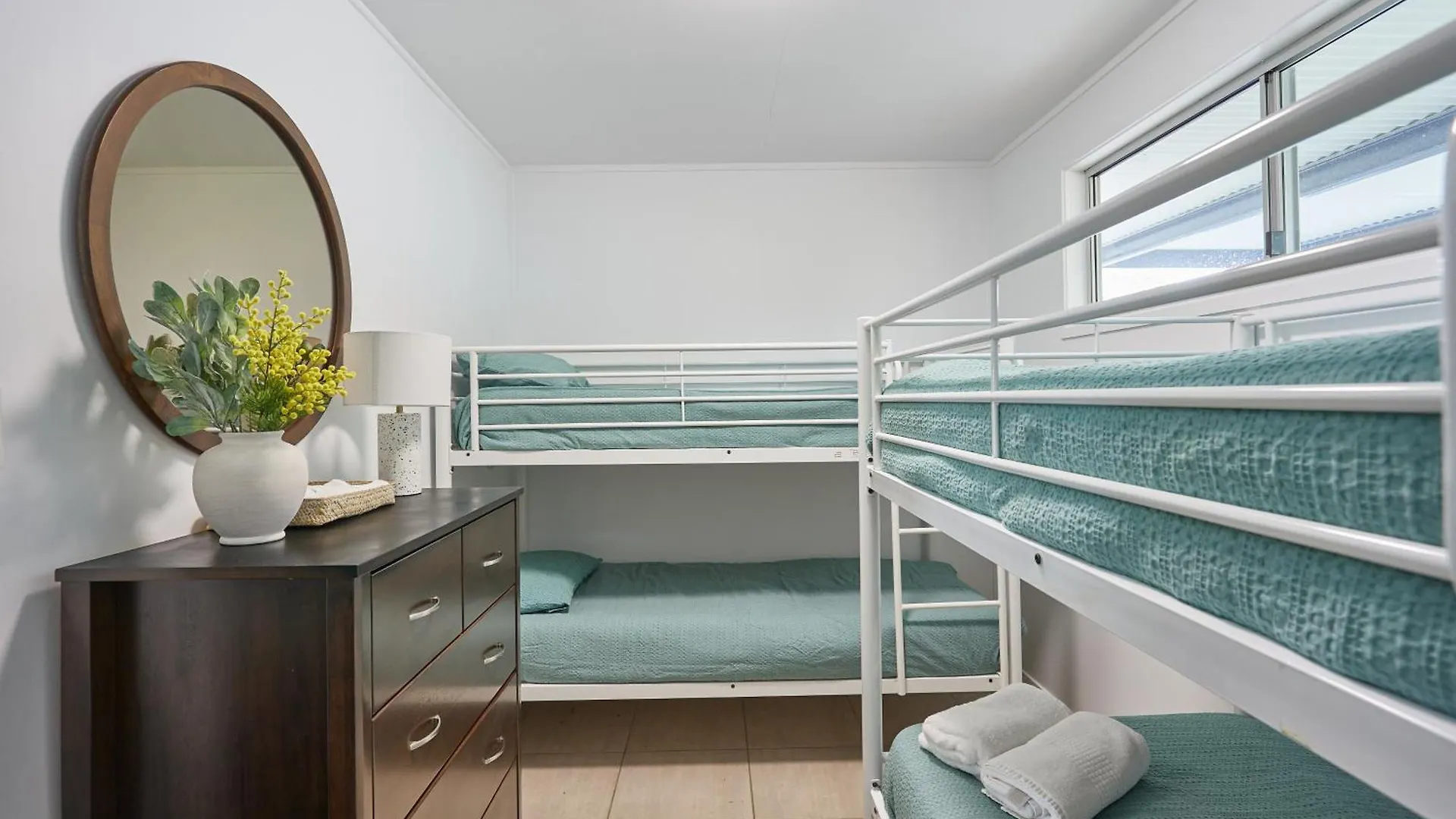 Jacuzzi Gardens - Spa - Fire Pit - Swings - Outdoor Kitchen - Bbq - Parking - Central Location Holiday home