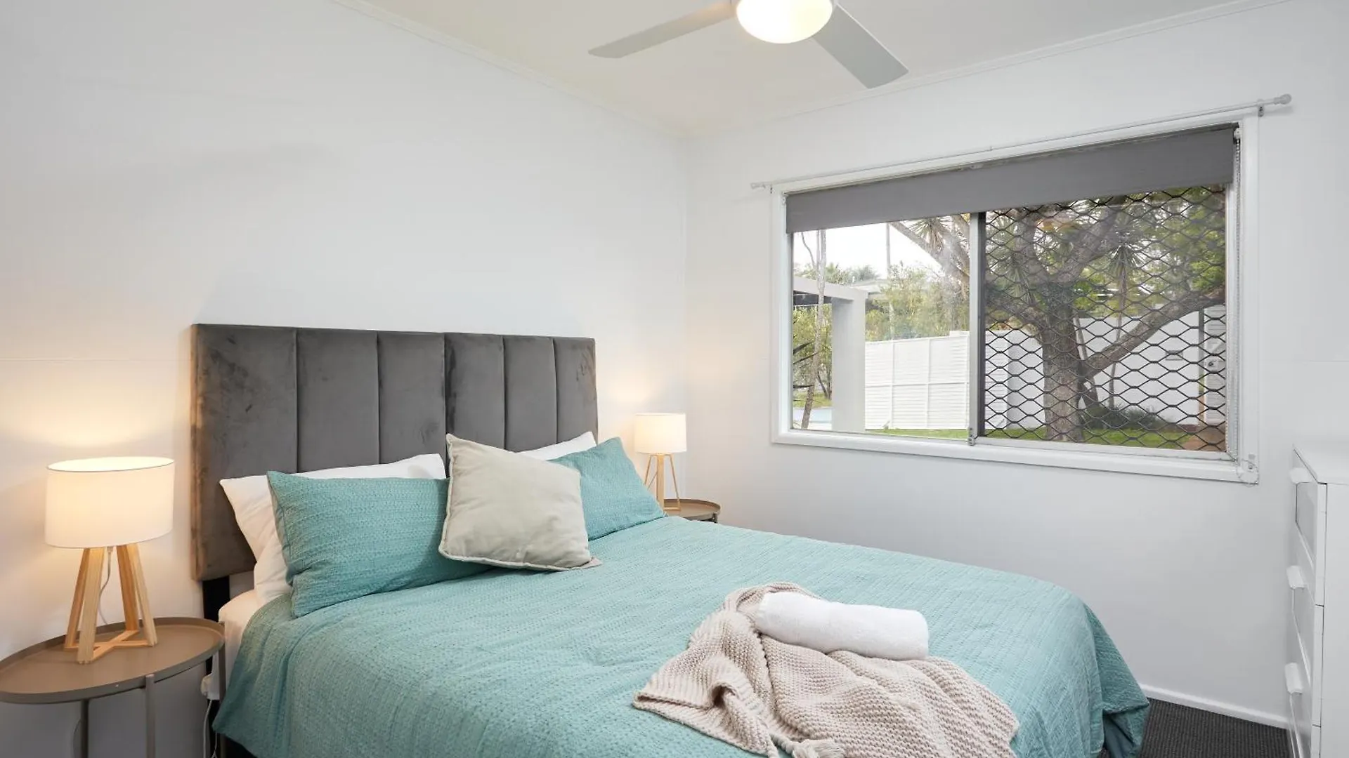 Jacuzzi Gardens - Spa - Fire Pit - Swings - Outdoor Kitchen - Bbq - Parking - Central Location Holiday home Gold Coast