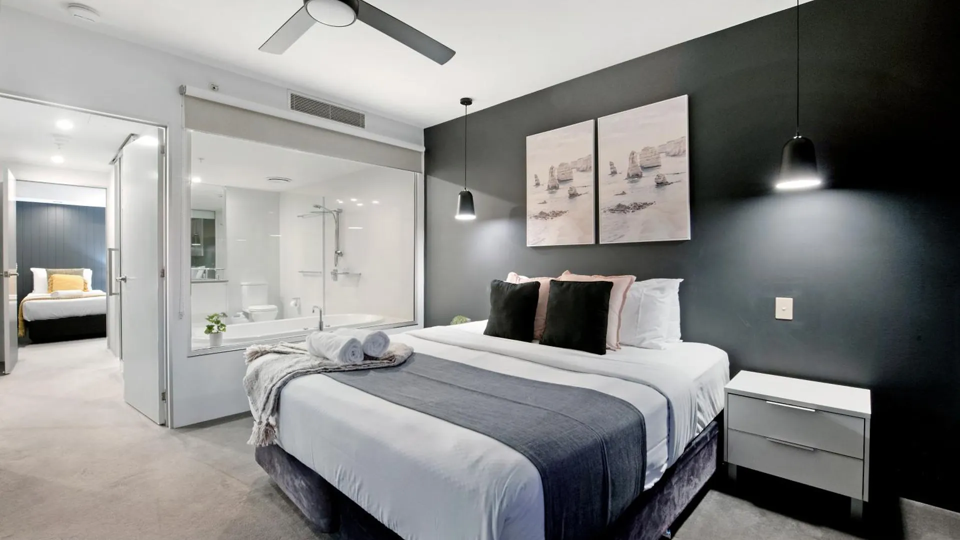 Converted Two Bedroom - No Parking - Hinterland View - Circle On Cavill - Self Contained, Privately Managed Apartamento *
