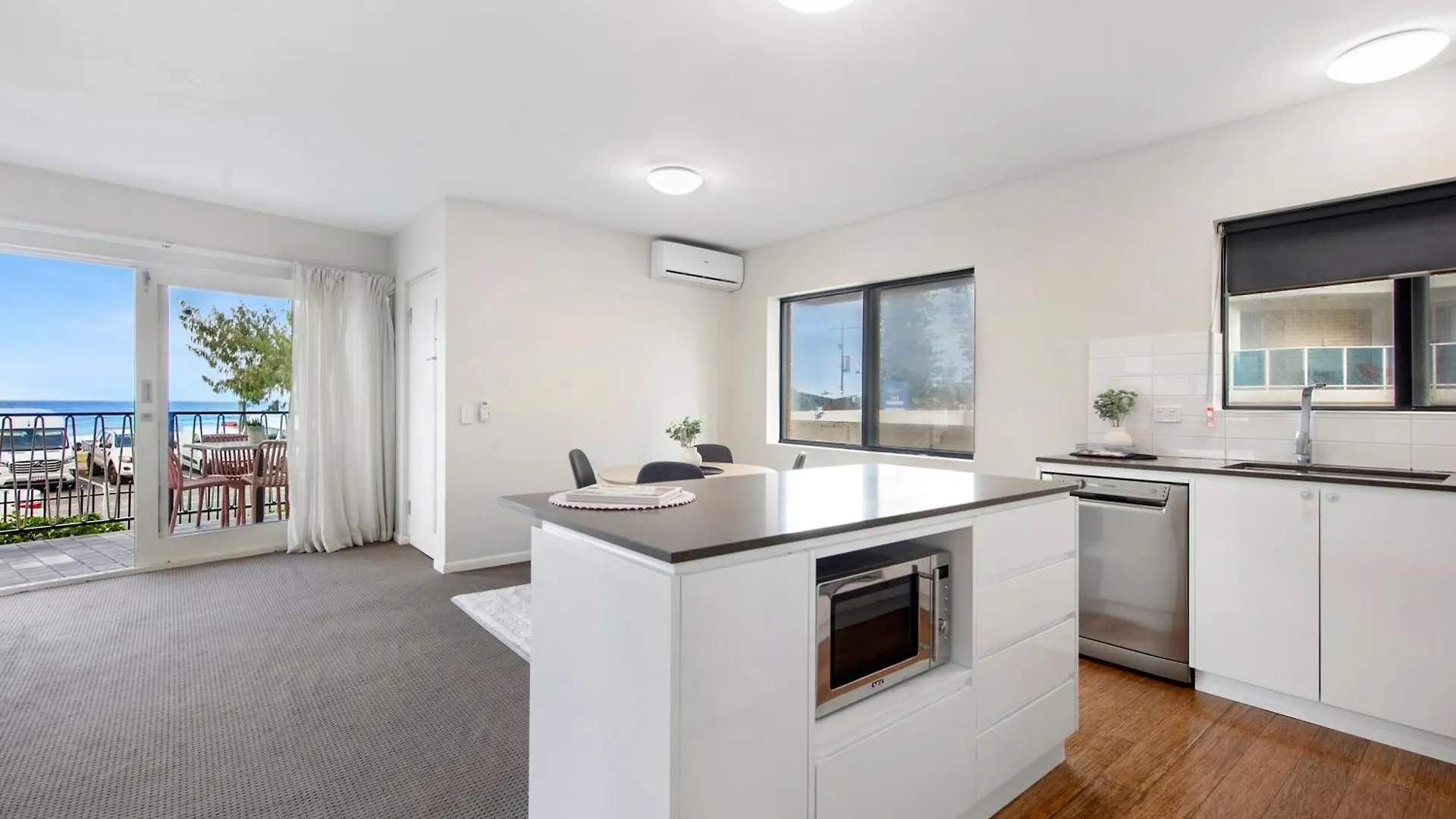 Oceanfront Driftwood In Surfers Paradise - Pet Friendly! - Privately Managed & Self Contained Apartment