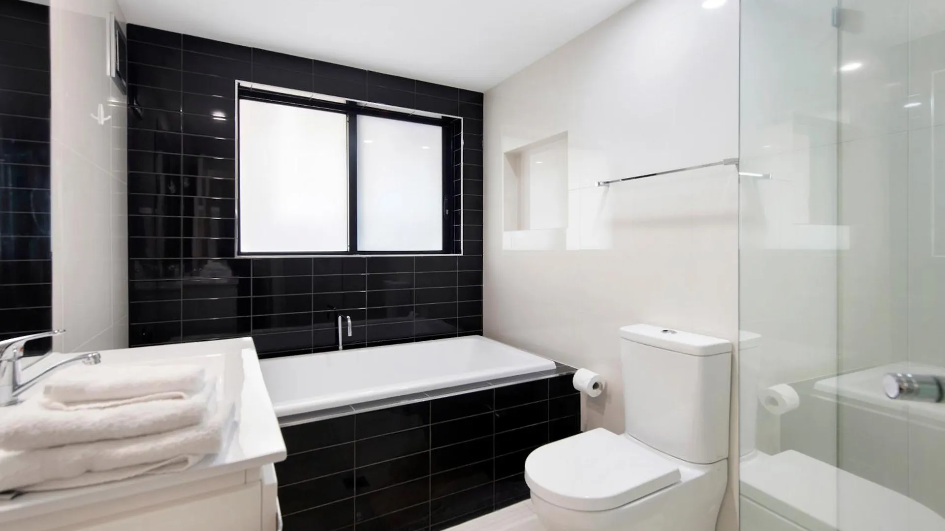 Apartment Oceanfront Driftwood In Surfers Paradise - Pet Friendly! - Privately Managed & Self Contained