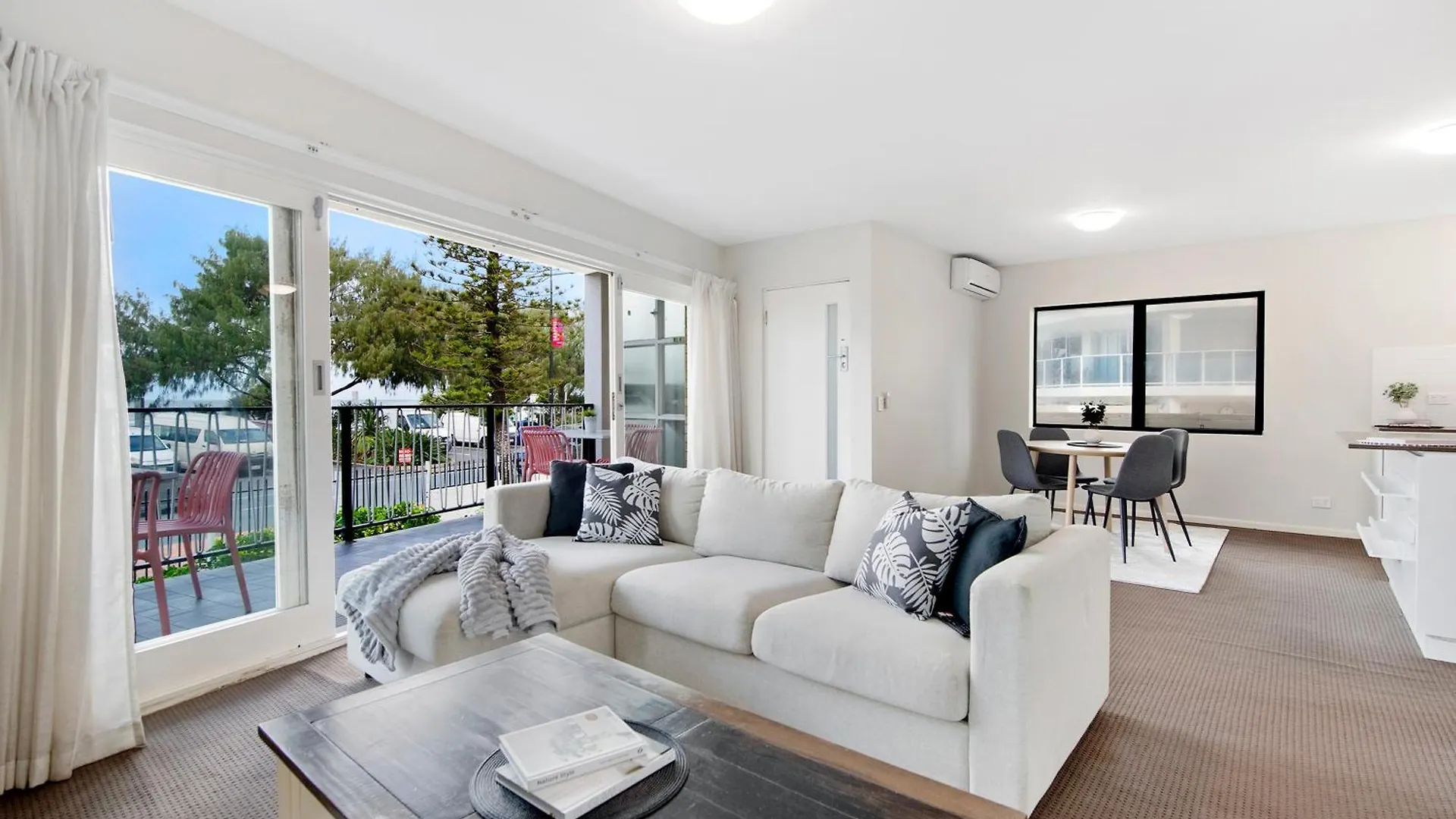 Oceanfront Driftwood In Surfers Paradise - Pet Friendly! - Privately Managed & Self Contained *