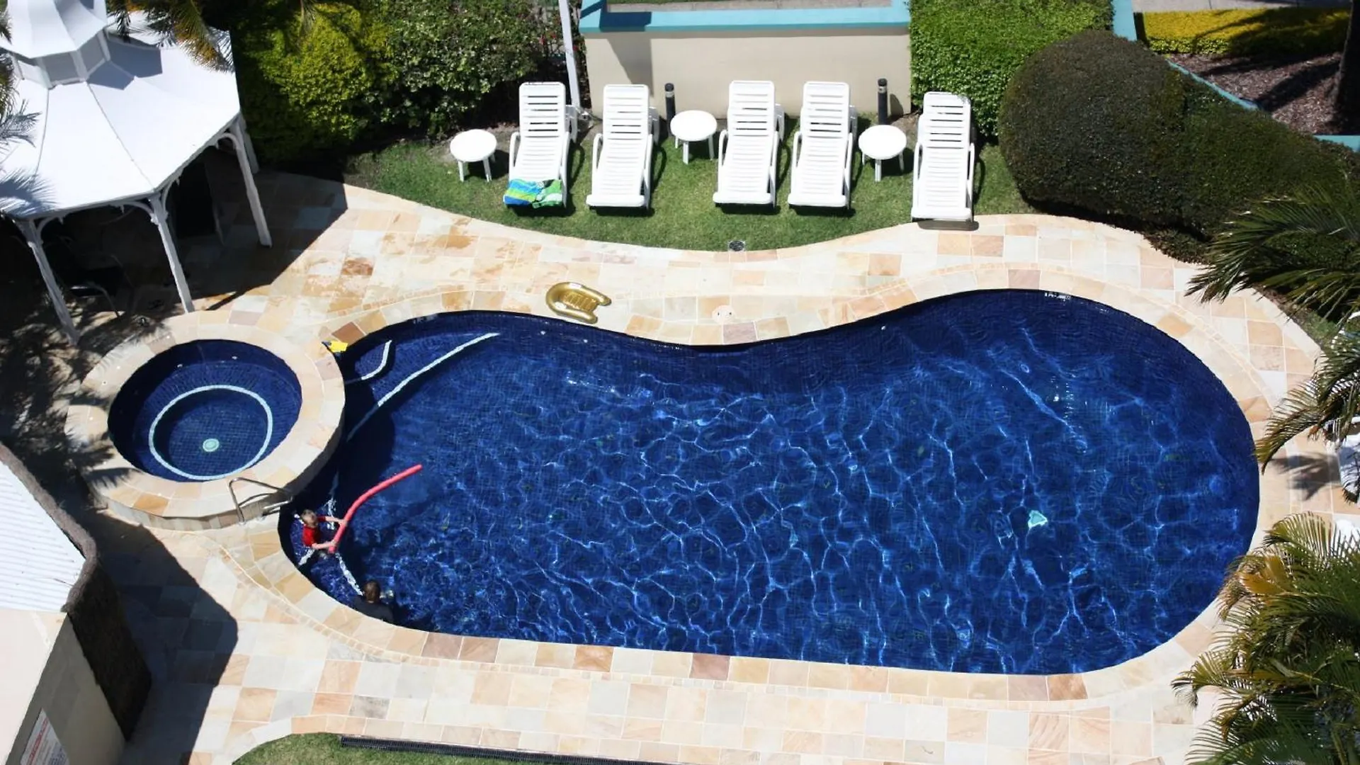 Royal Pacific Aparthotel 4*