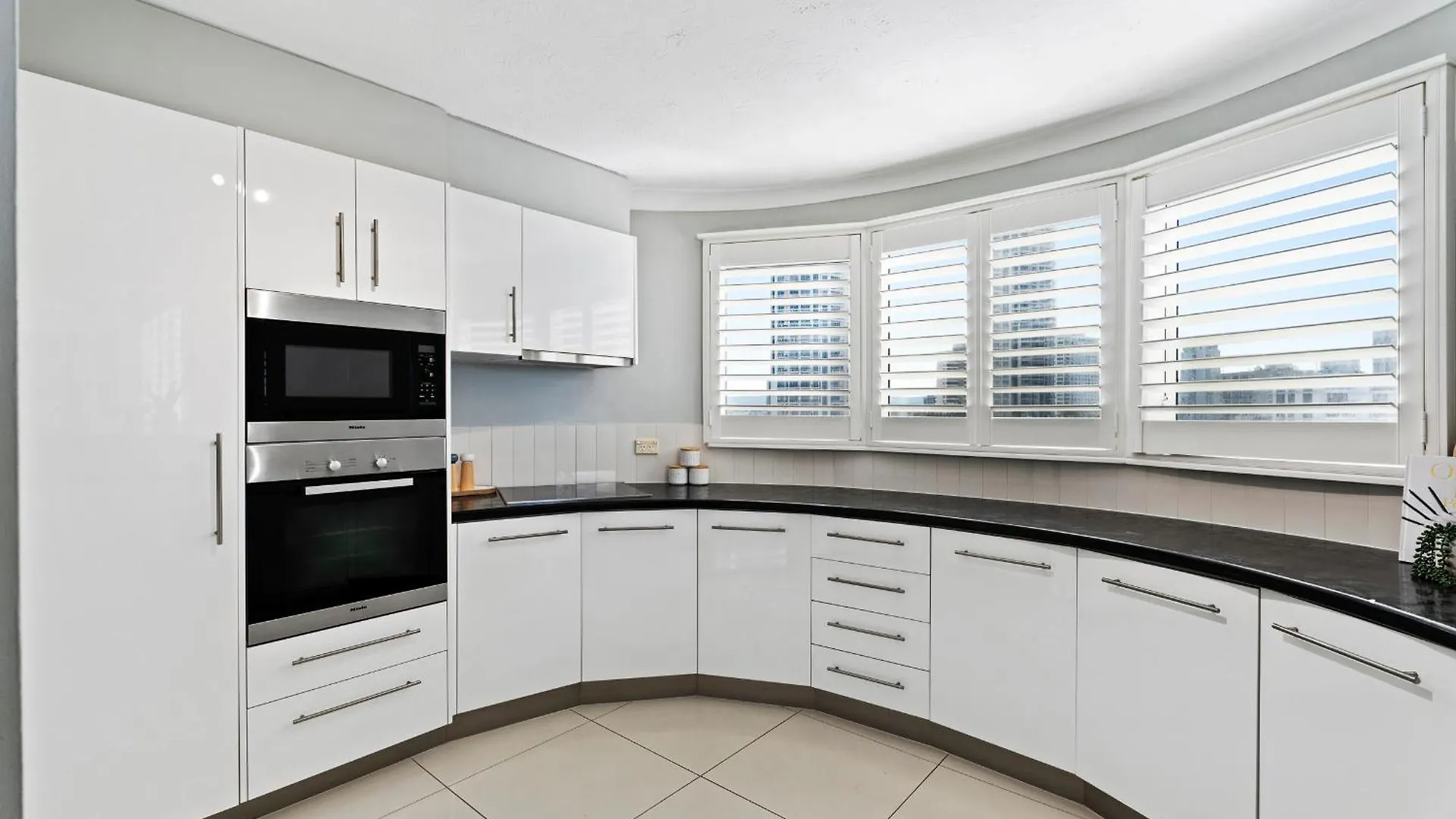 3 Bedroom Ocean View Unit At Zenith In Surfers Paradise - Q