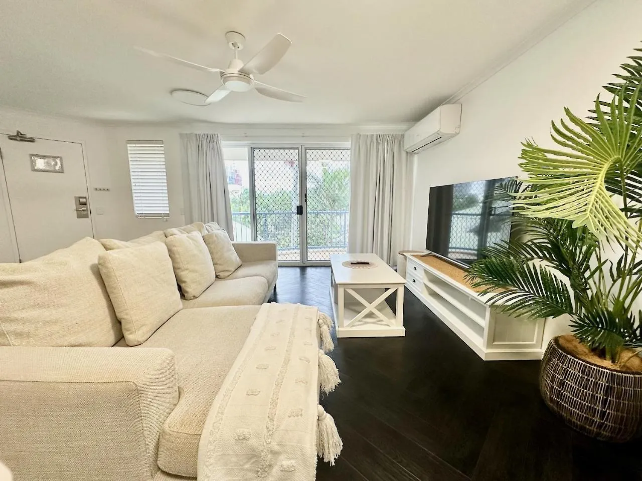 Super Modern Diamond Penthouse 33 Apartment Gold Coast