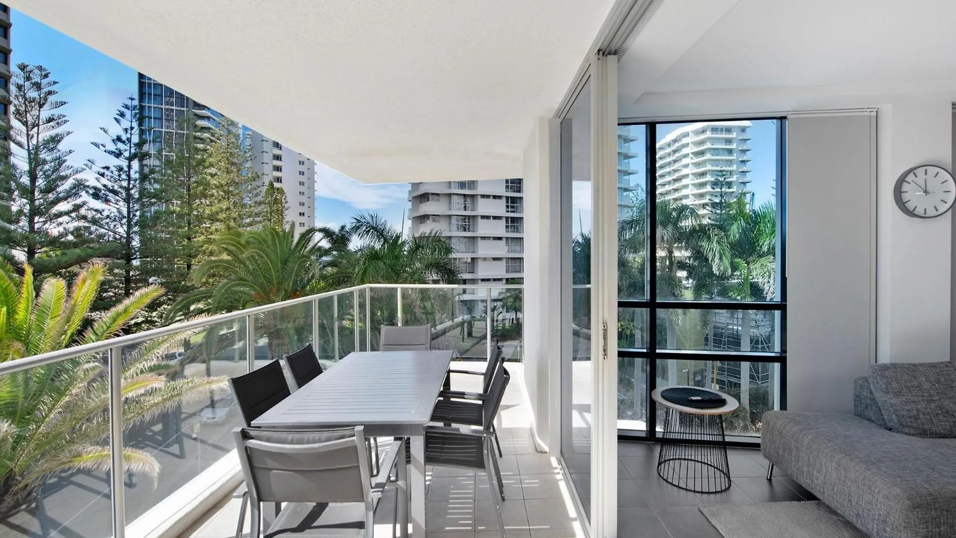 Artique 3 Bedroom Close To The - Coasthm Apartman